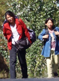 然后一群人扑上来泼水！